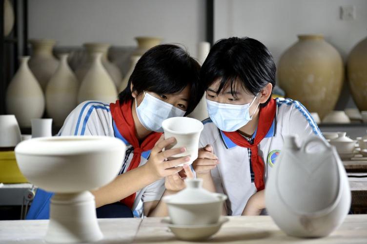 8月20日,在河北省临城县邢窑博物馆,学生们参观邢瓷半成品.